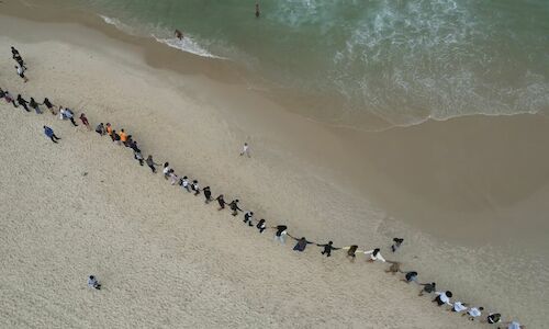 Brasil conmemora el Da de los Ocanos con un gran abrazo al mar  
