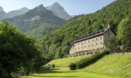 Descubre con Paradores los parques naturales ms impresionantes de Espaa 