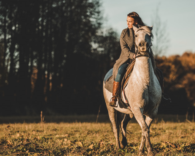mujer a caballo