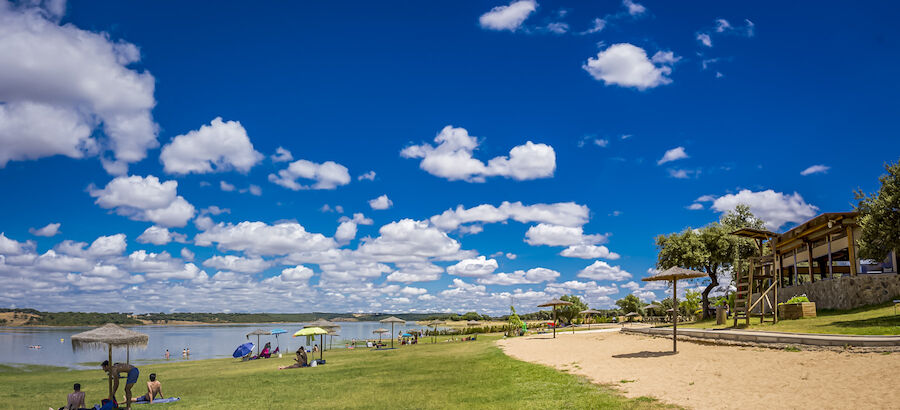 Extremadura, el paraíso del interior: Playas con Bandera Azul para un verano refrescante y sostenible