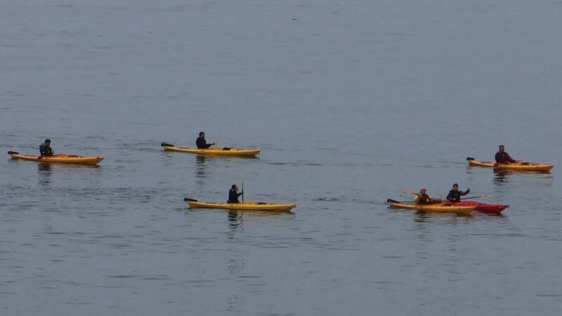 Kayak por el fiordo de Nuuk en Groenlandia
