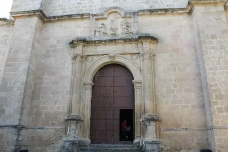 Puerta principal de la Iglesia de la villa en la fortaleza arabe
