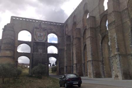 Parte del acueducto de camino al cementerio.