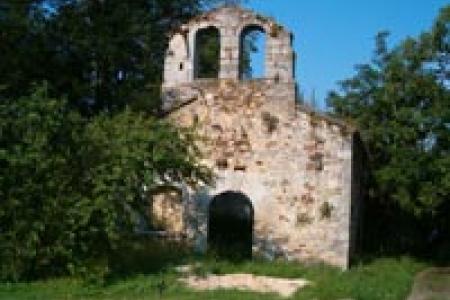 Ruinas de la Capilla del Llano en Oviñana
