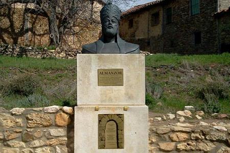Busto a Almanzor en las calles de Calatañazor. Busto a Almanzor en las calles de Calatañazor.