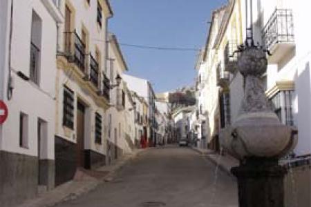 Calle típica de Cañete la Real.