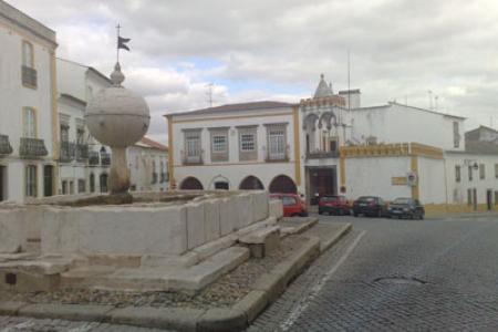 Casa de García de Resende. Largo da Porta da Moura