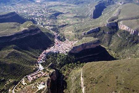 Espectacular vista de Chulilla con las Muelas. Espectacular vista de Chulilla con las Muelas.