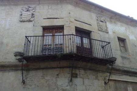 Fachada de una casa de Pedraza con escudo.