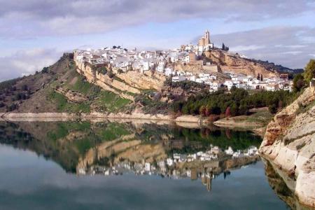 Vistas generales de Iznájar.