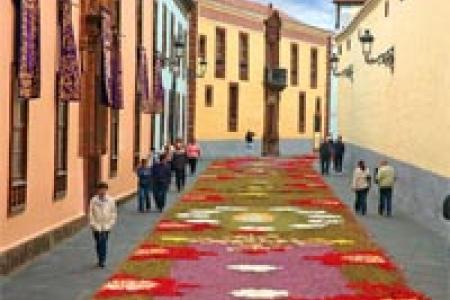 Calles con alfombras florales en el Corpus