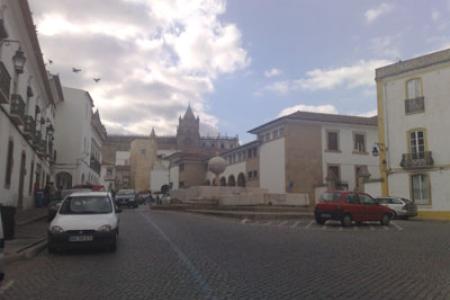 Largo da Porta da Moura.