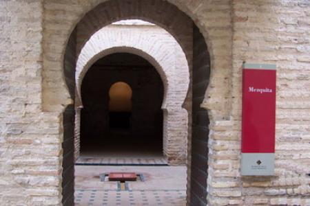 Entrada a la mezquita del Alcázar de Jerez
