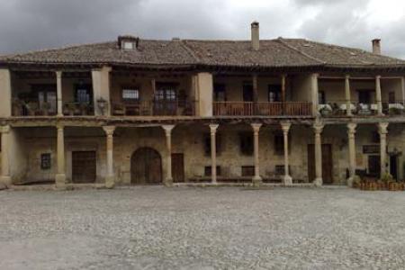 Portalón de la plaza de Pedraza.