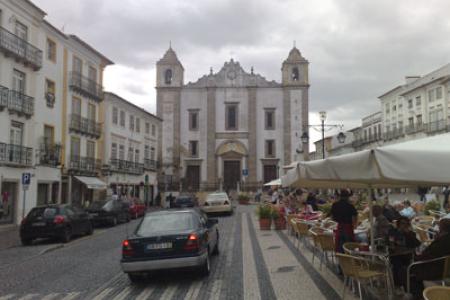 Praça de Giraldo con la Iglesia de S. Antão.