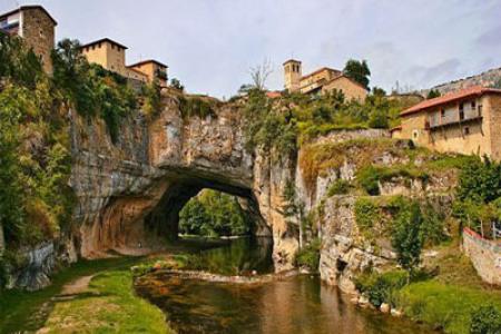 Puente natural sobre el Río Nela en Puentedey.