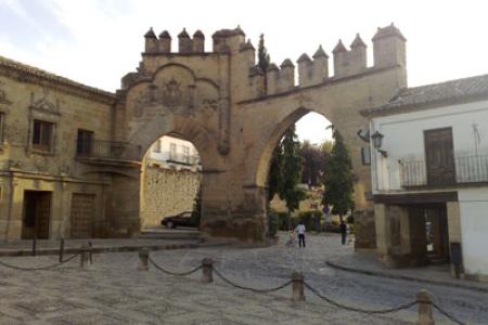 Puerta de Jaen en plaza de la fuente de los leones