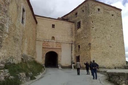 Puerta de de la Villa y encima la Cárcel.