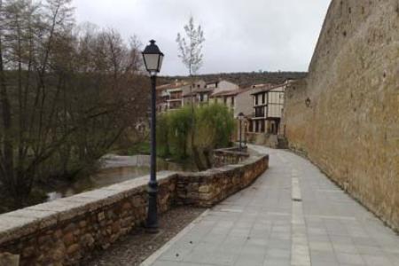 Río Arlanza y la muralla en Covarrubias