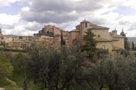Iglesia de San Miguel y la Colegiata al fondo.