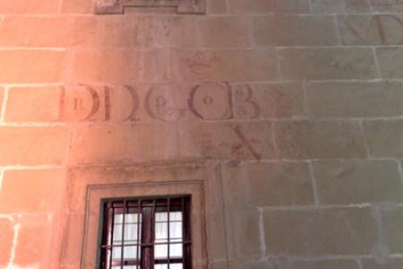 Vítores del S. XVIII en la fachada del Seminario