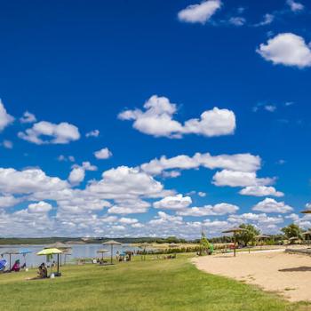 Extremadura, el paraíso del interior: Playas con Bandera Azul para un verano refrescante y sostenible