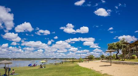 Extremadura, el paraíso del interior: Playas con Bandera Azul para un verano refrescante y sostenible