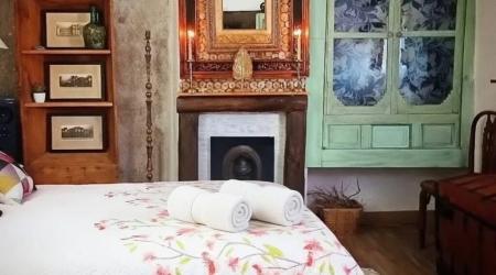 Suite La Isabela. Cama 1,35cm con aire acondicionado, televisión y baño integrado.
