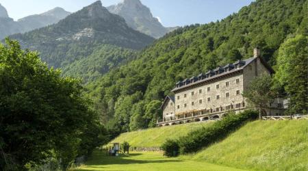 Descubre con Paradores los parques naturales más impresionantes de España