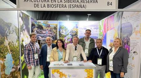 La miel de La Siberia extremeña en la feria de apicultura de Santiago de Chile