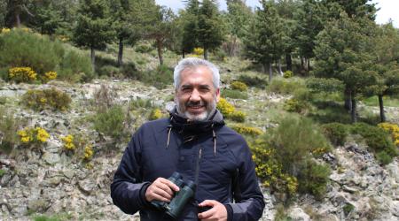 Alfonso Polvorinos con sus prismáticos