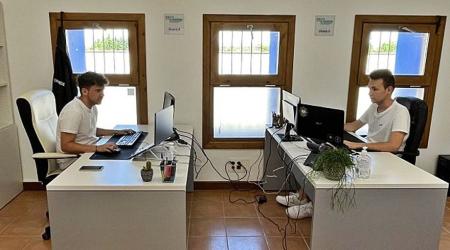 Los jóvenes desarrollando su proyecto 'Gastrik'