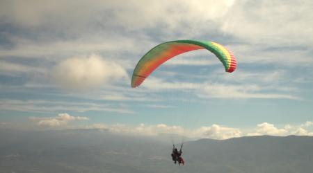 Vuelo en parapente en Cabezabellosa // Crédito: blog.tvalacarta.info