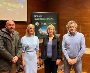 De izquierda a derecha, José Tuñón, director de la Fundación Oso de Asturias; Graciela Blanco, viceconsejera de  Turismo; Concepción Gálvez, de la Fundación para la Conservación del Quebrantahuesos, y Guillermo Palomero, director de la Fundación Oso Pardo