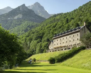 Descubre con Paradores los parques naturales más impresionantes de España
