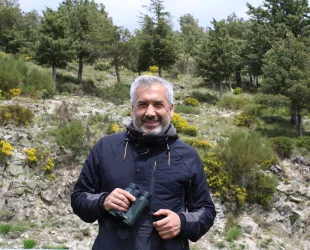 Alfonso Polvorinos con sus prismáticos