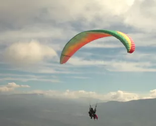 Vuelo en parapente en Cabezabellosa // Crédito: blog.tvalacarta.info Vuelo en parapente en Cabezabellosa // Crédito: blog.tvalacarta.info