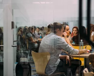 Reunión tendrá una fase de mentorización, y otra de concurso de "pitch", todo en formato online Reunión tendrá una fase de mentorización, y otra de concurso de "pitch", todo en formato online